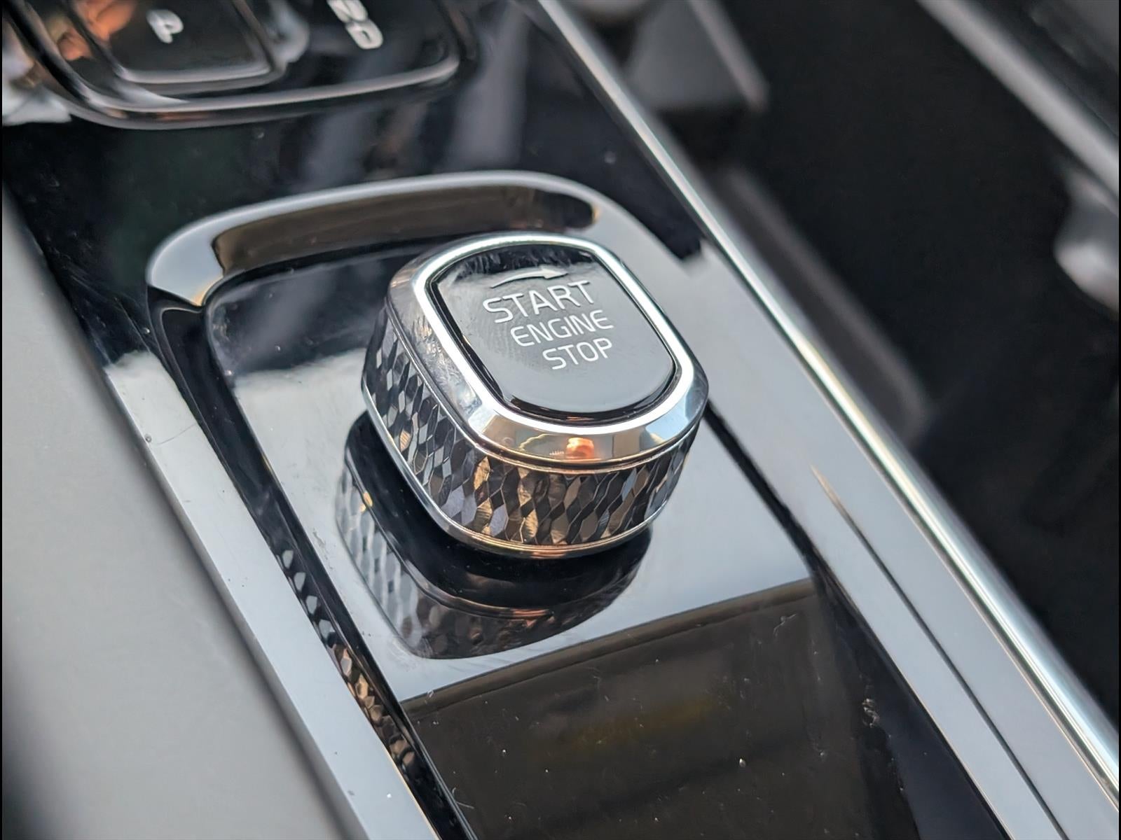 2023 Volvo XC60 Recharge Plug-In Hyb Ultimate Dark Theme