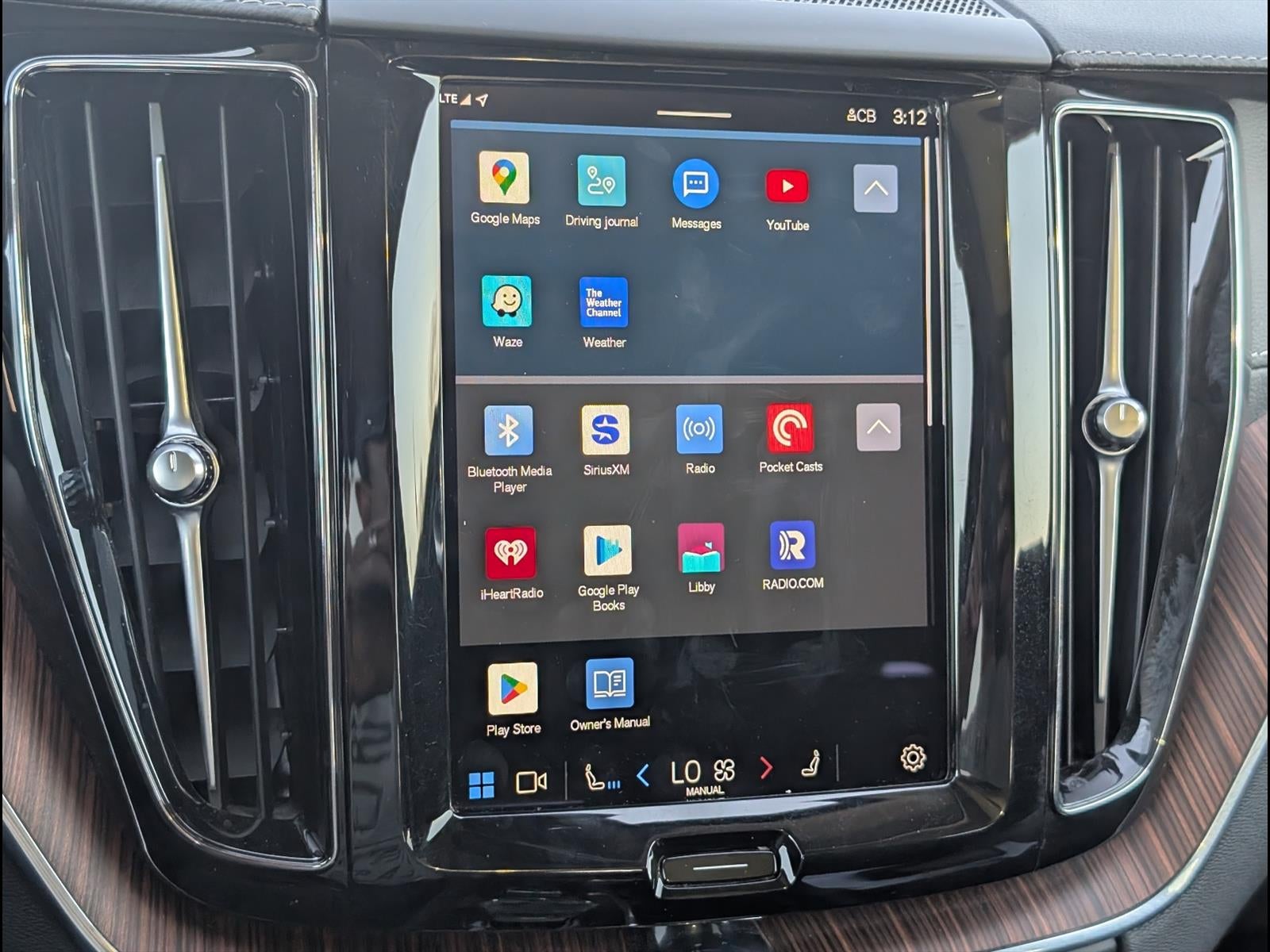 2023 Volvo XC60 Recharge Plug-In Hyb Ultimate Dark Theme